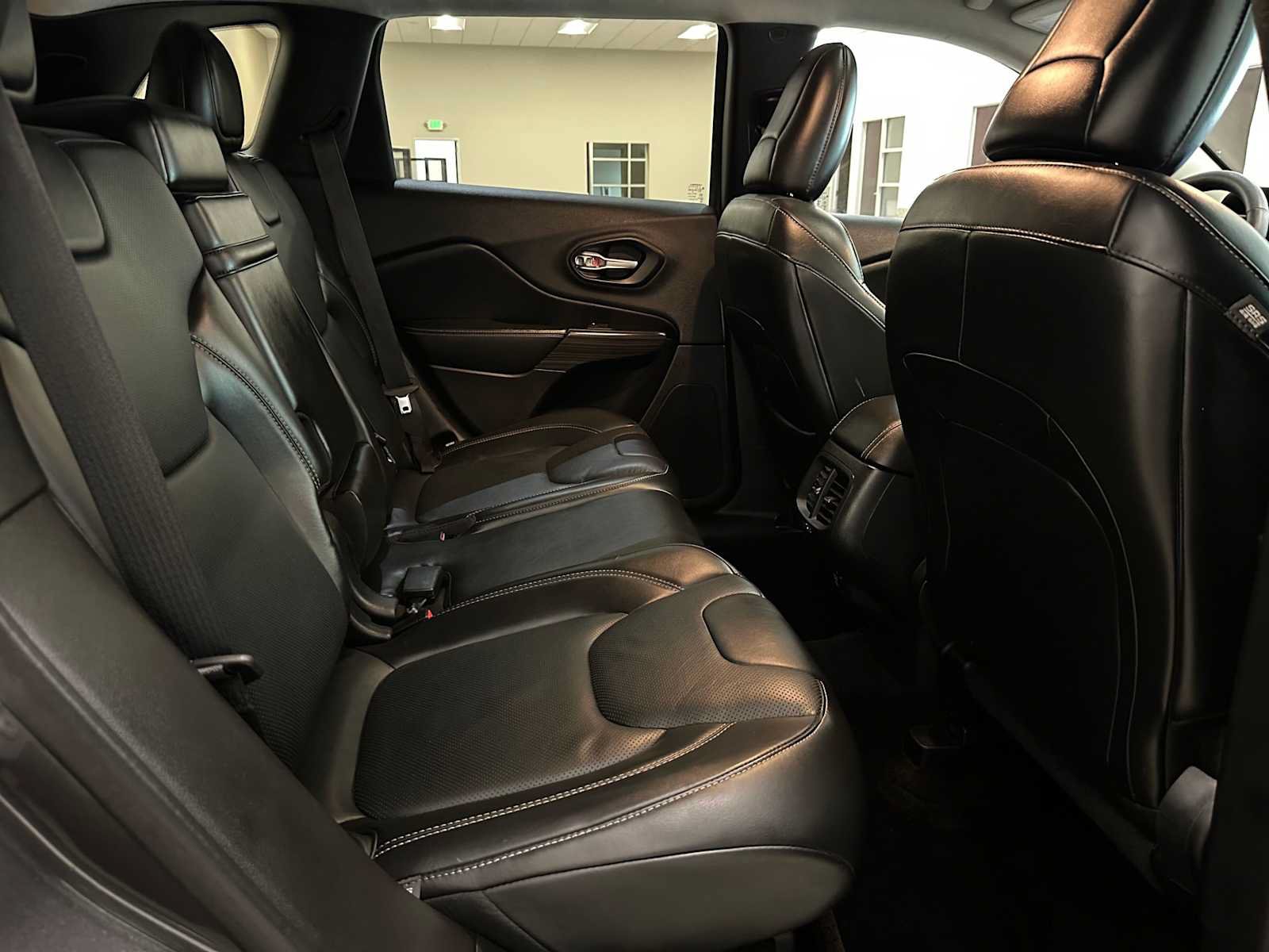Used 2015 Jeep Cherokee Limited w/ Luxury Group AWD/4WD image 27