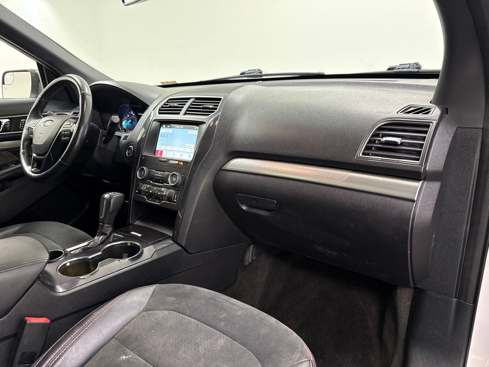 Used 2018 Ford Explorer XLT w/ Equipment Group 202A FWD image 29