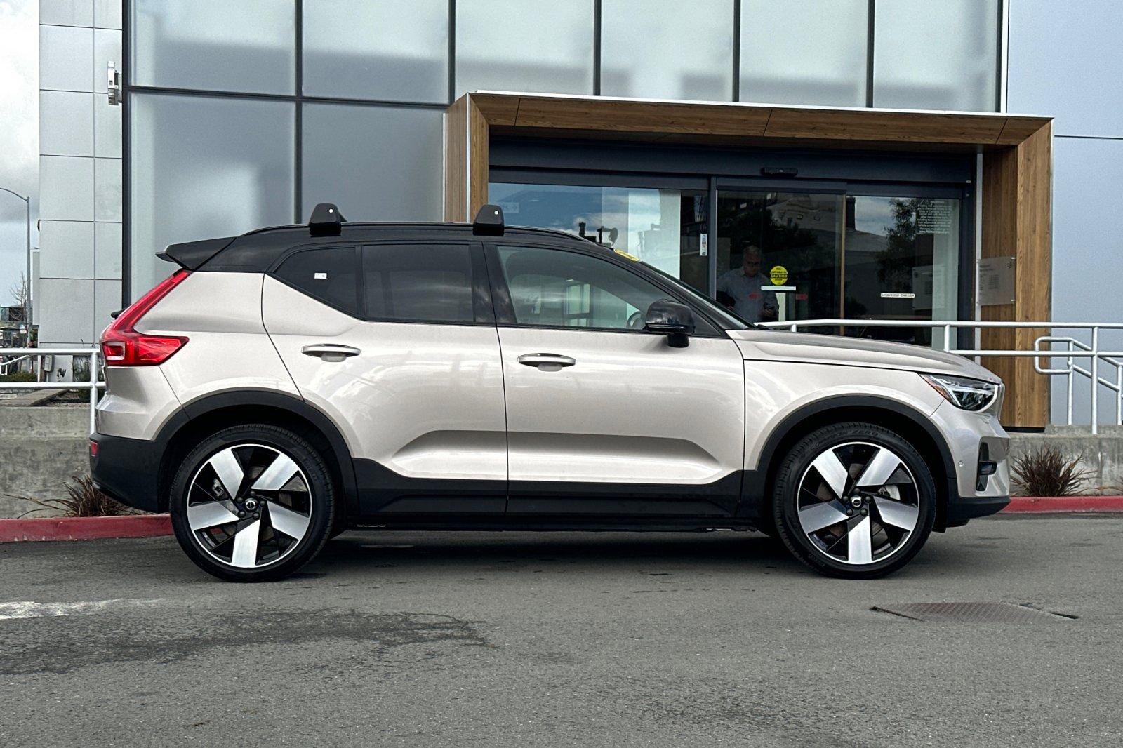 Used 2023 Volvo XC40 Recharge Ultimate w/ Protection Package Premier image 8