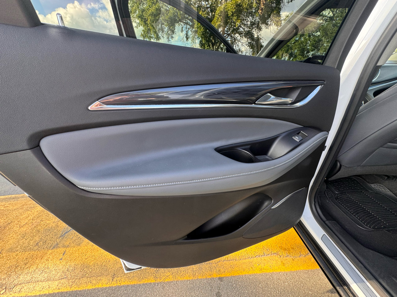 Used 2019 Buick Enclave Essence image 18