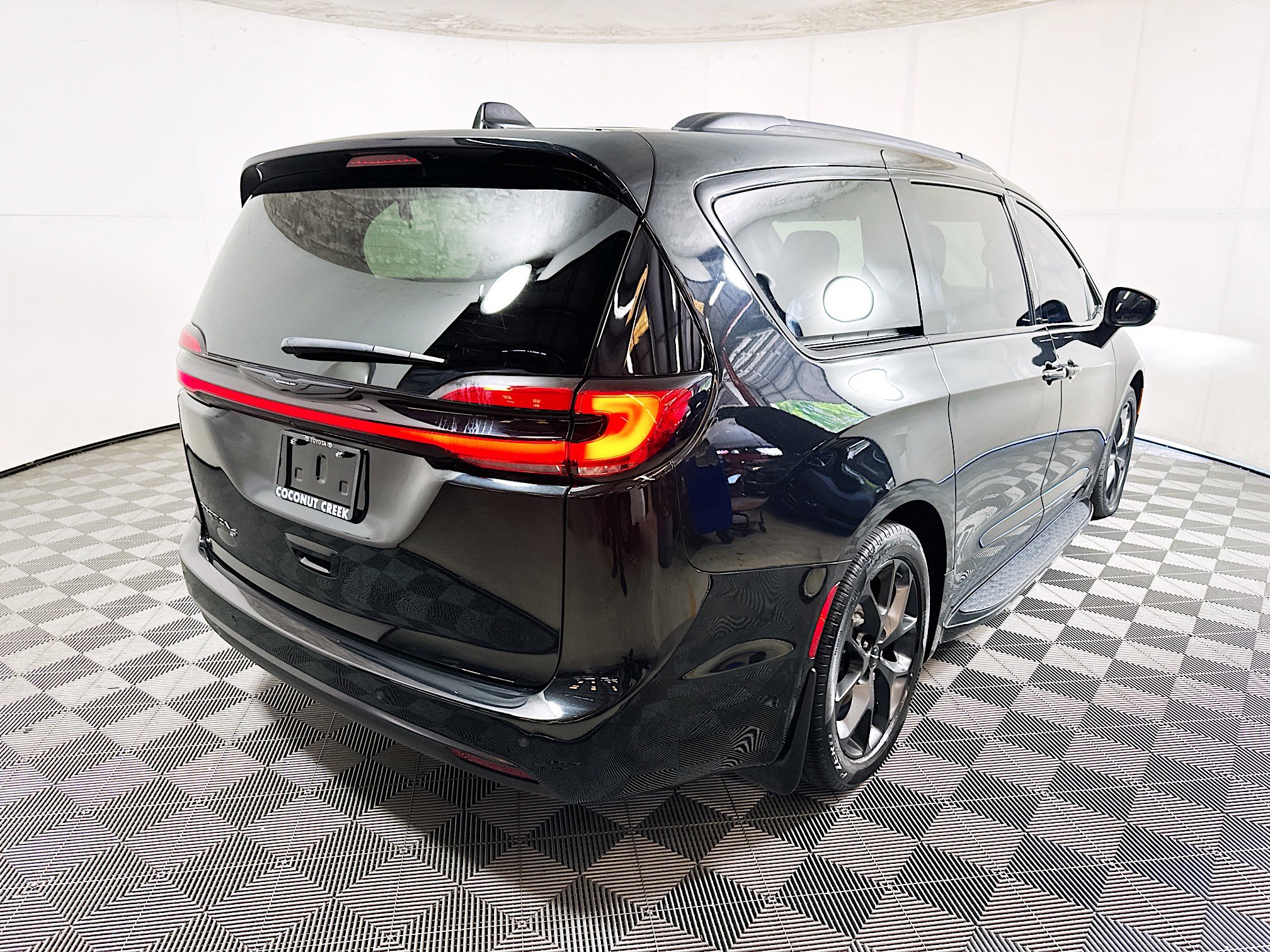 Used 2023 Chrysler Pacifica Touring-L w/ S Appearance Package FWD image 3