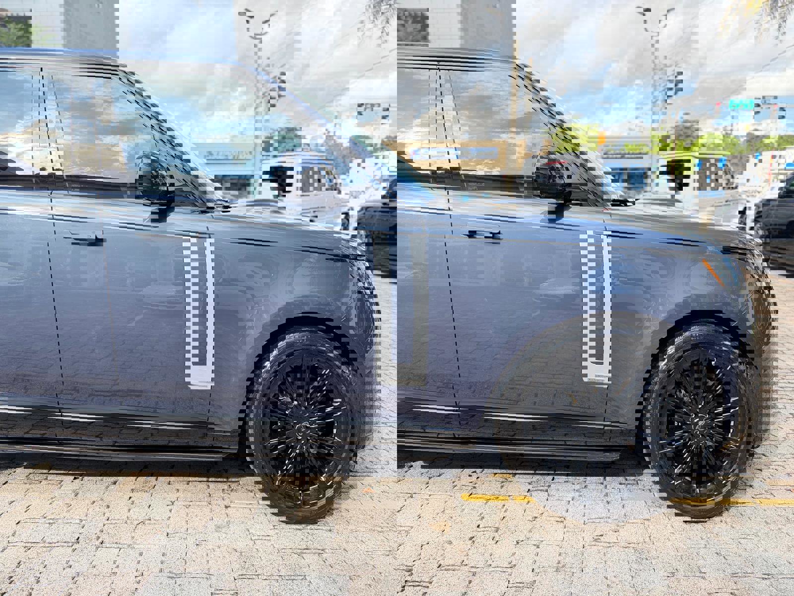 Used 2024 Land Rover Range Rover Long Wheelbase Autobiography image 23