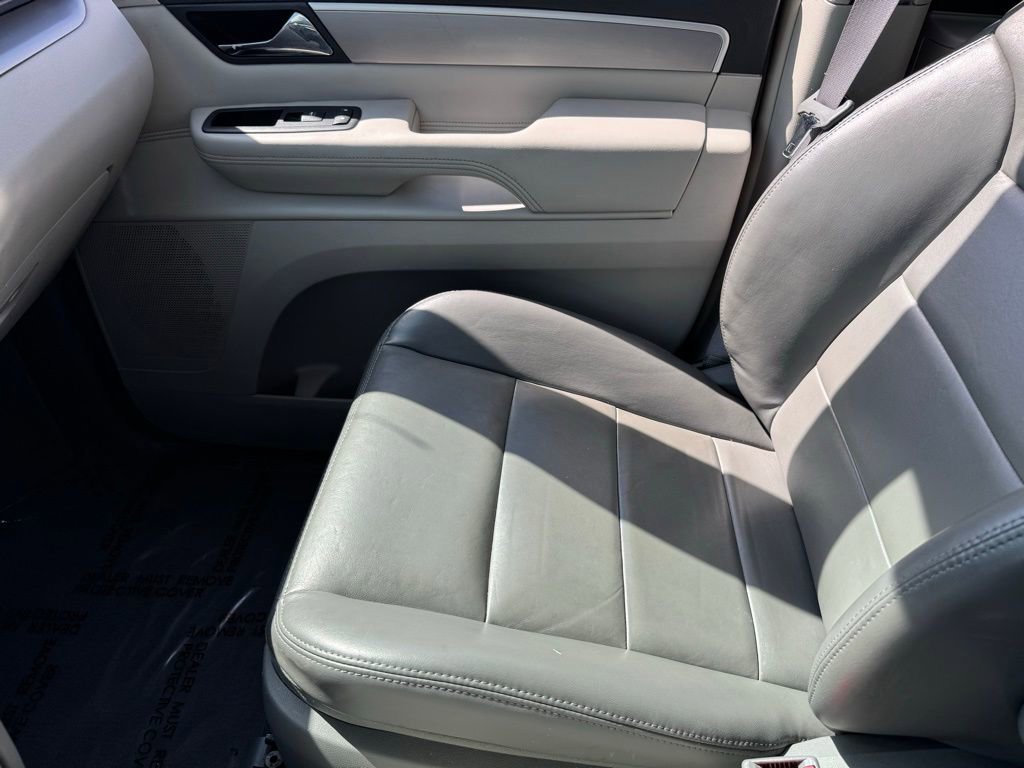 Used 2010 Volkswagen Routan SEL FWD image 26