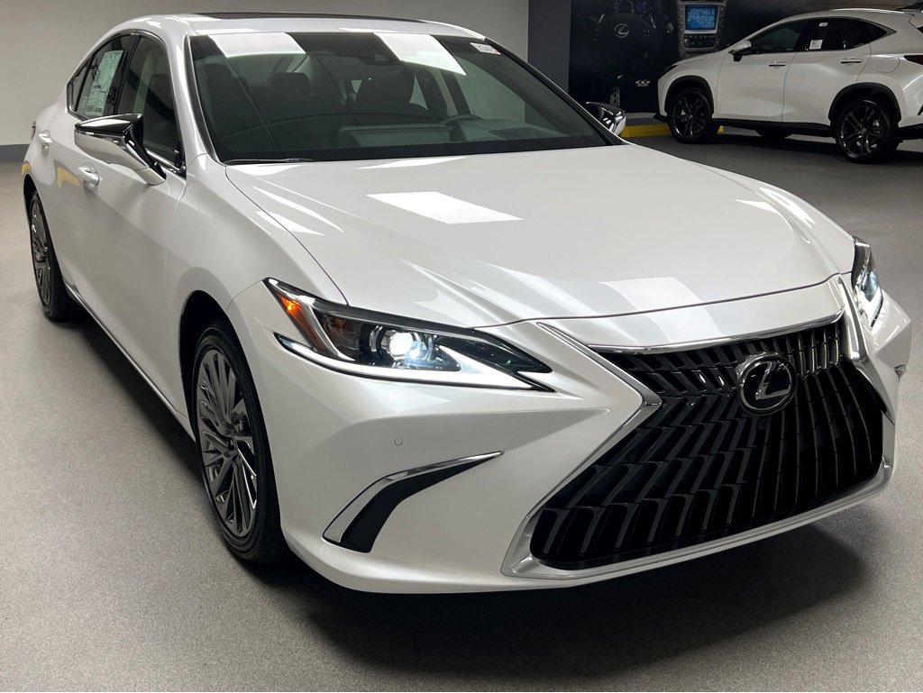 New 2025 Lexus ES 300h w/ Luxury Package
