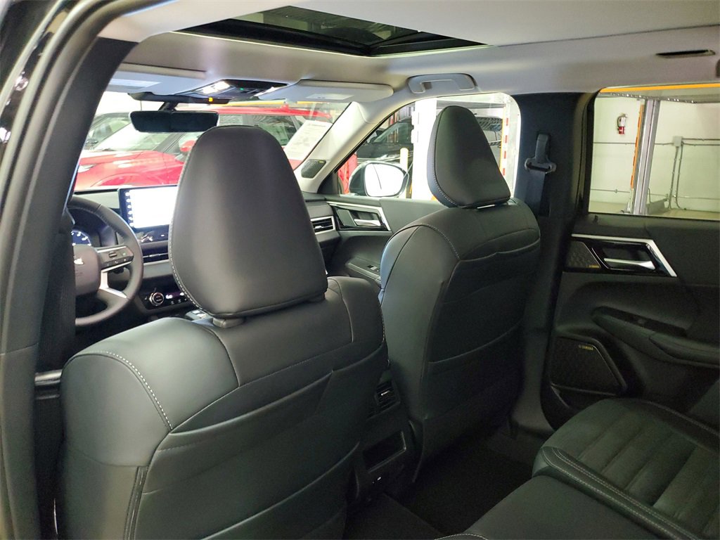 New 2025 Mitsubishi Outlander SE image 15