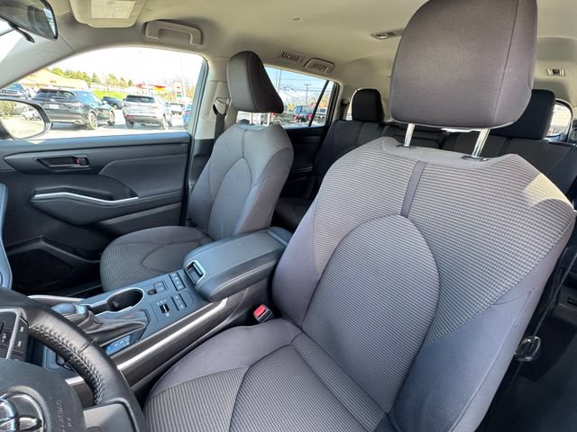Used 2022 Toyota Highlander LE AWD/4WD image 28