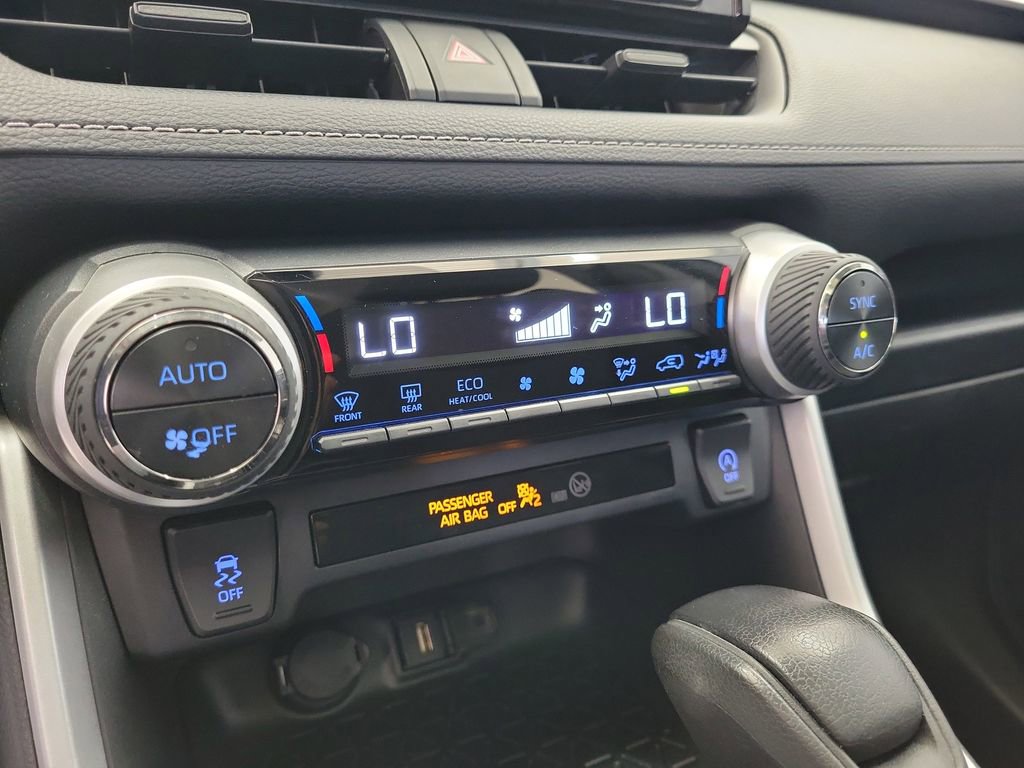 Used 2020 Toyota RAV4 XLE w/ Convenience Package FWD image 31