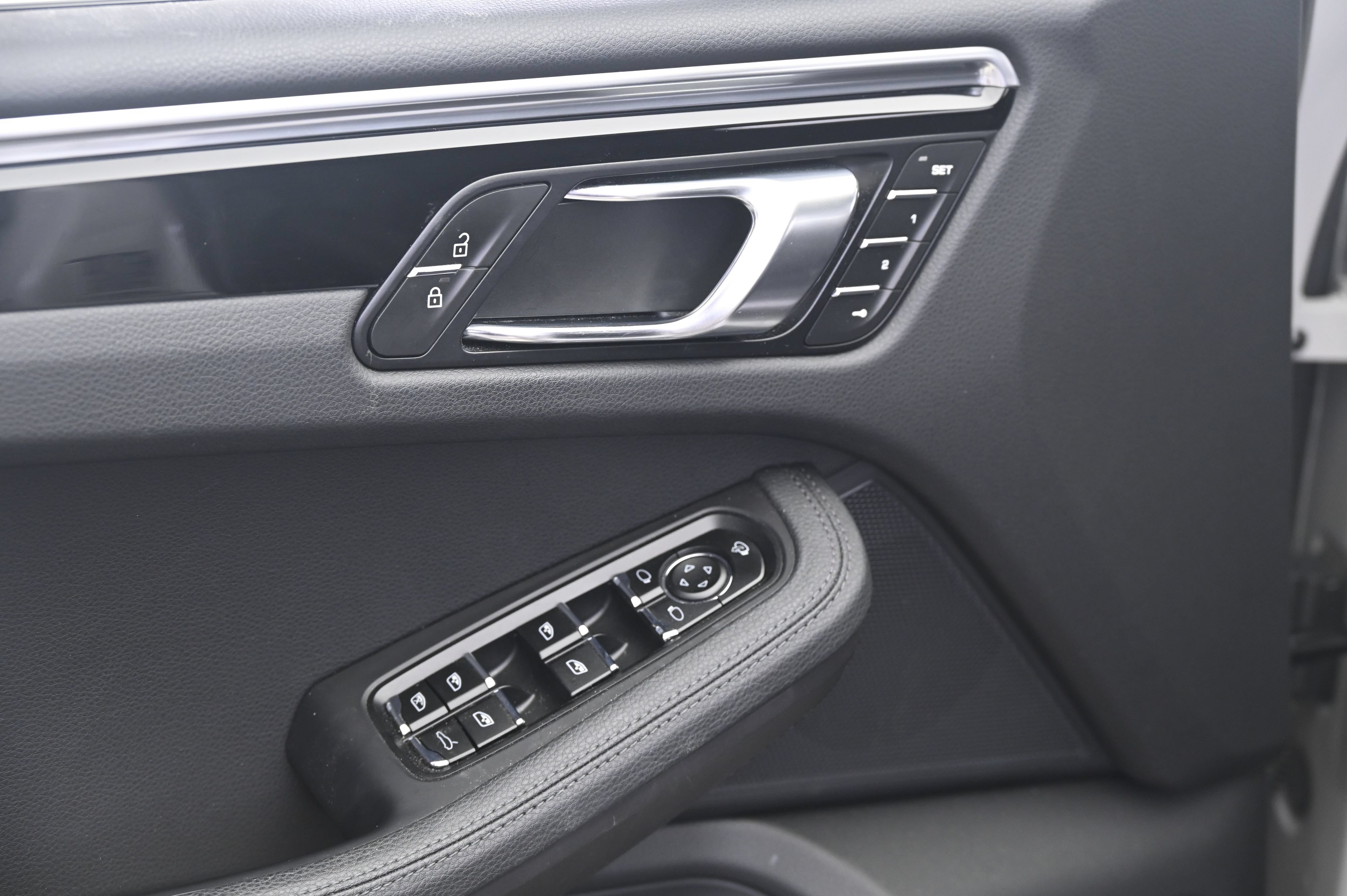 Certified 2023 Porsche Macan AWD/4WD image 27