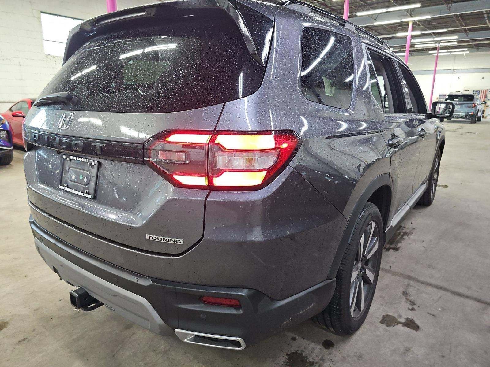 Used 2025 Honda Pilot Touring image 3