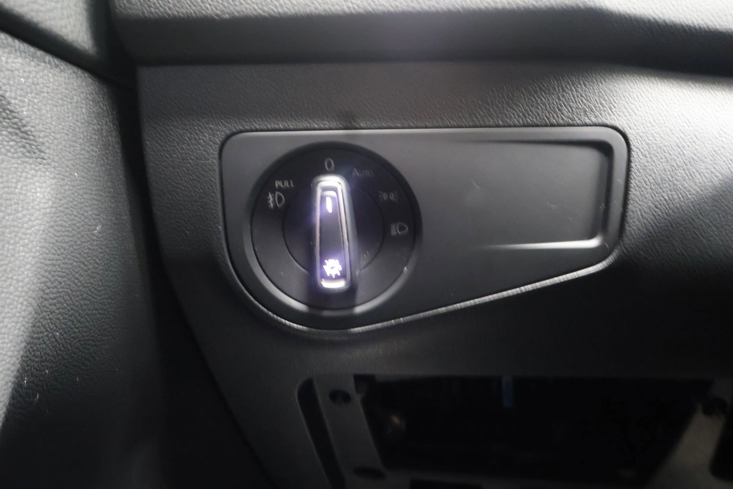 Used 2019 Volkswagen Tiguan SE image 18