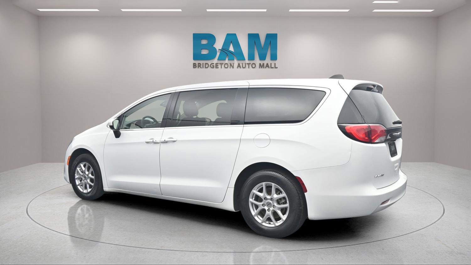 Used 2023 Chrysler Voyager LX image 4