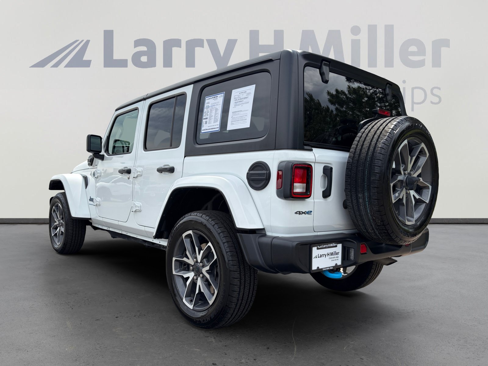Used 2024 Jeep Wrangler Unlimited AWD/4WD image 3
