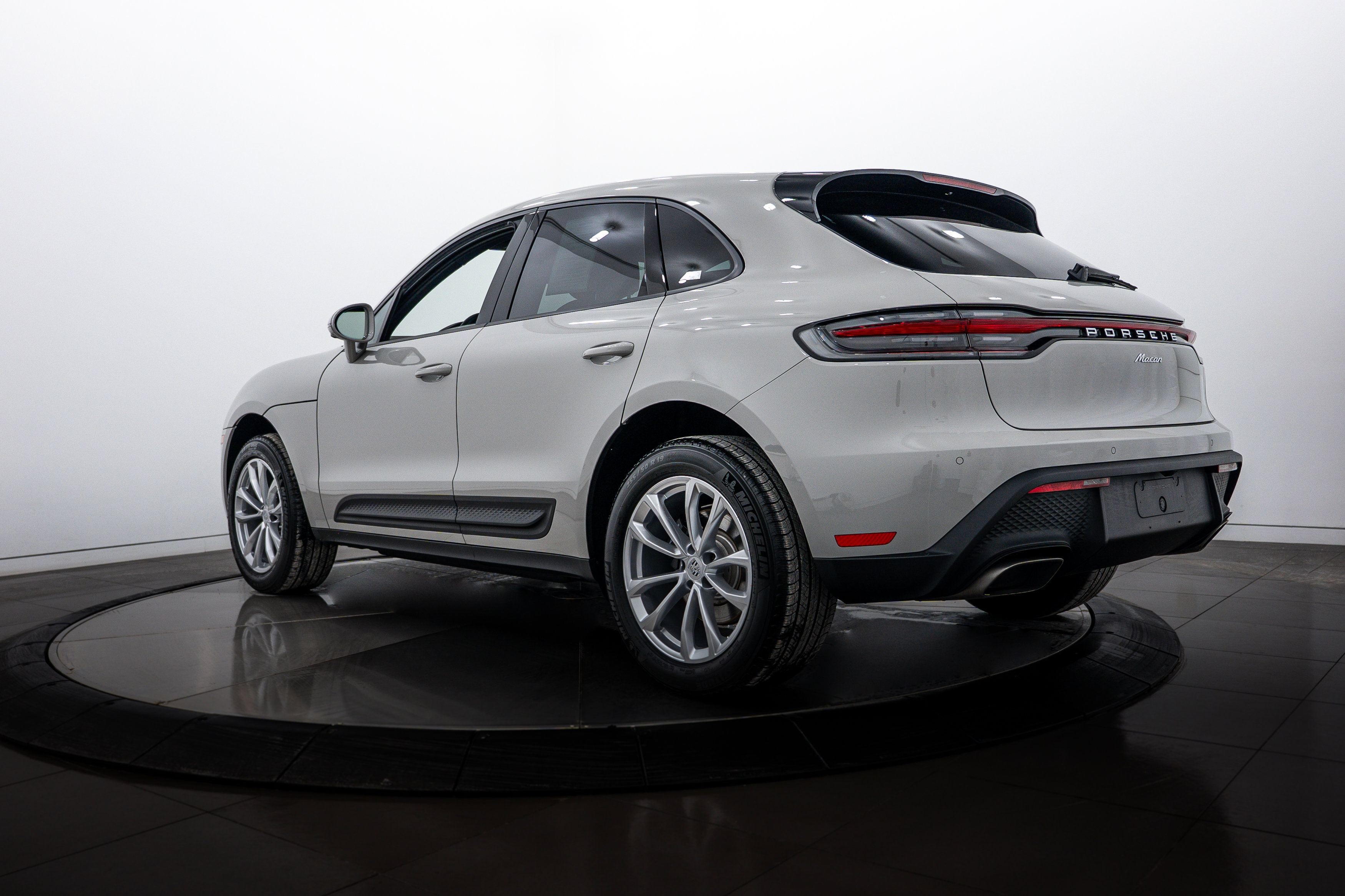 Certified 2026 Porsche Macan AWD/4WD image 3