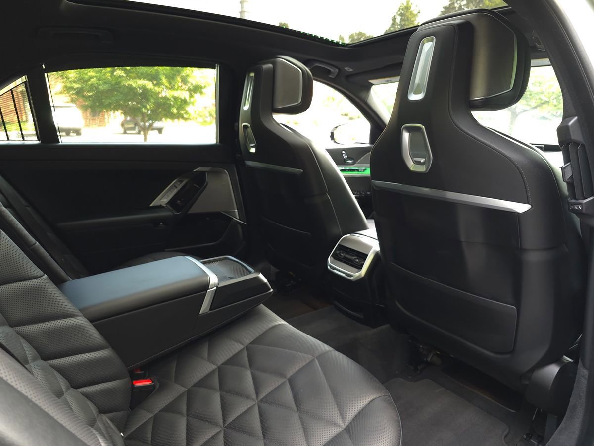 Used 2023 BMW 740i image 19
