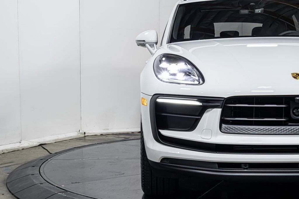 Certified 2025 Porsche Macan AWD/4WD image 12
