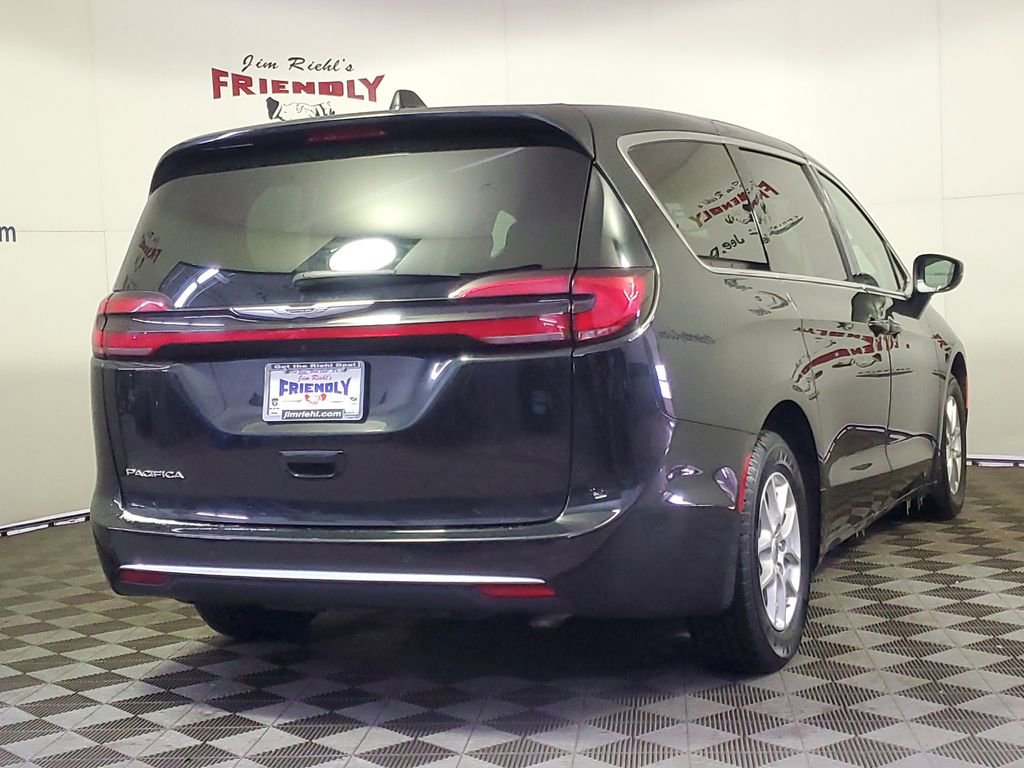Used 2023 Chrysler Pacifica Touring-L image 3