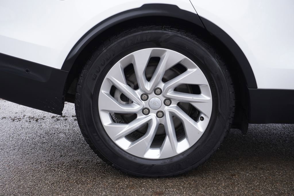 Used 2024 Land Rover Discovery S image 12