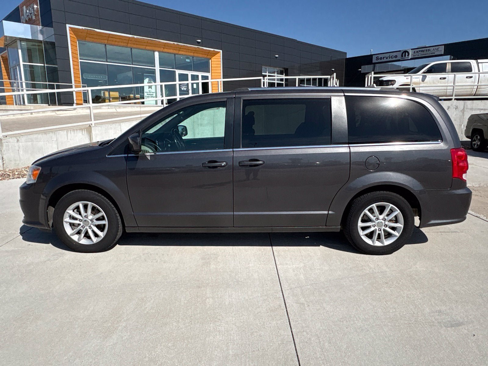Used 2019 Dodge Grand Caravan SXT FWD image 2