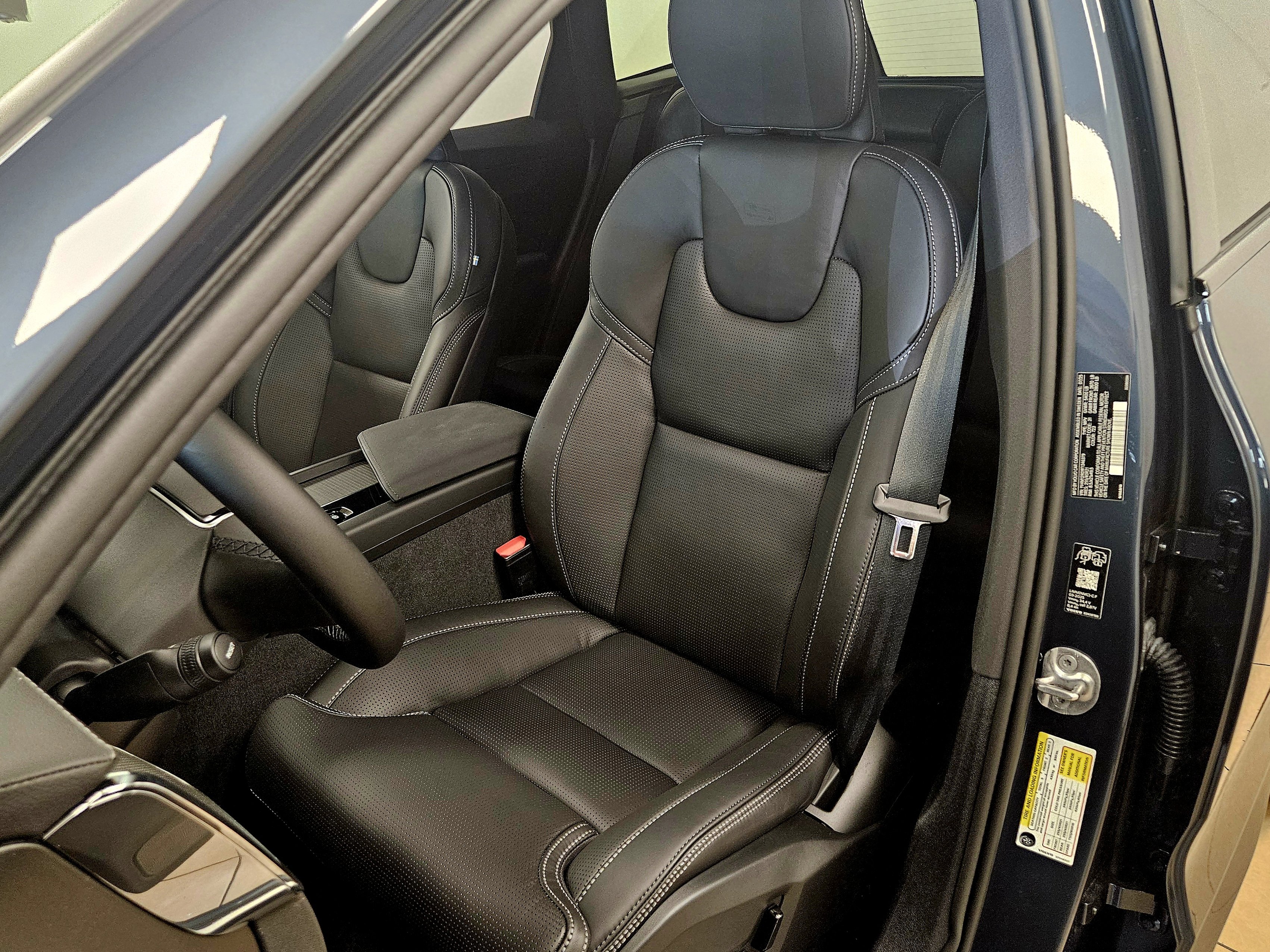 New 2026 Volvo XC60 B5 Ultra w/ Climate Package image 42