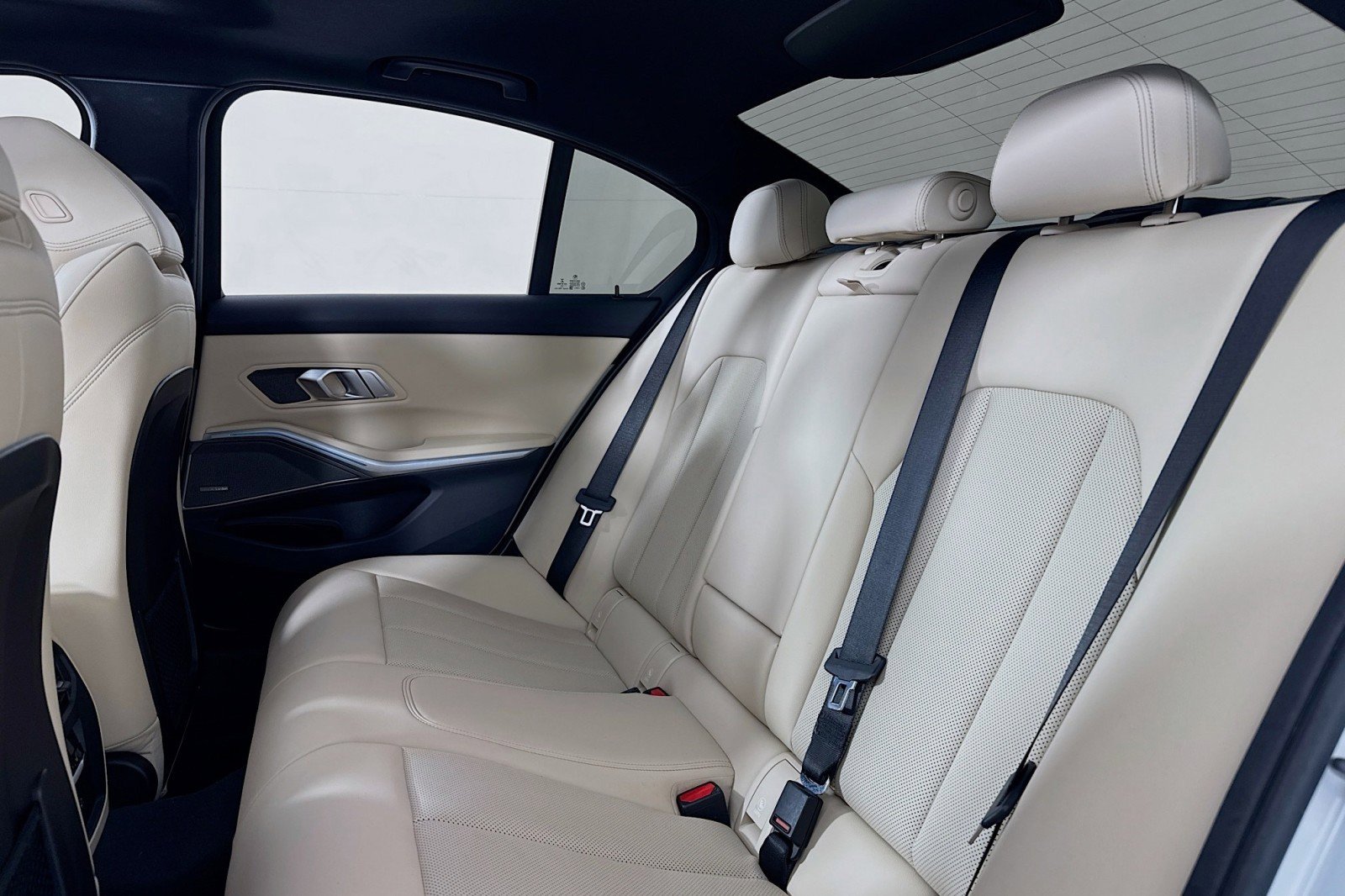 Used 2023 BMW 330e w/ M Sport Package image 8