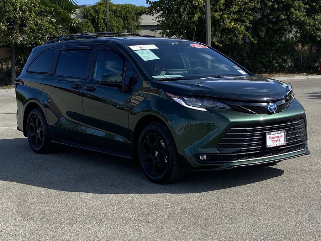 Certified 2025 Toyota Sienna XLE Woodland Edition image 46