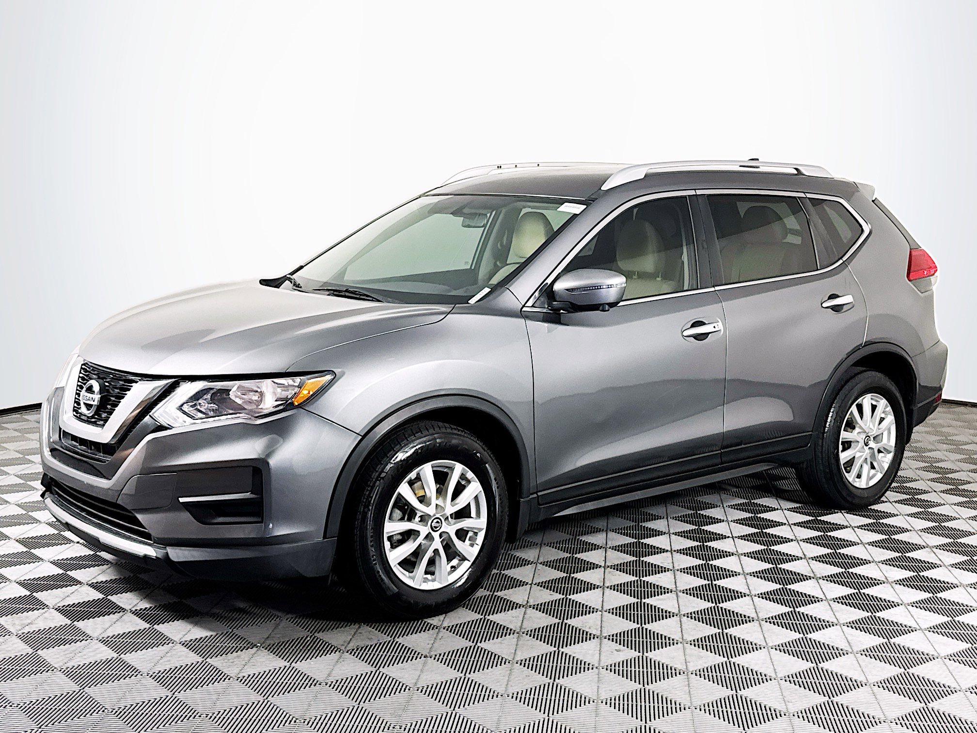 Used 2017 Nissan Rogue SV w/ SV Premium Package image 4