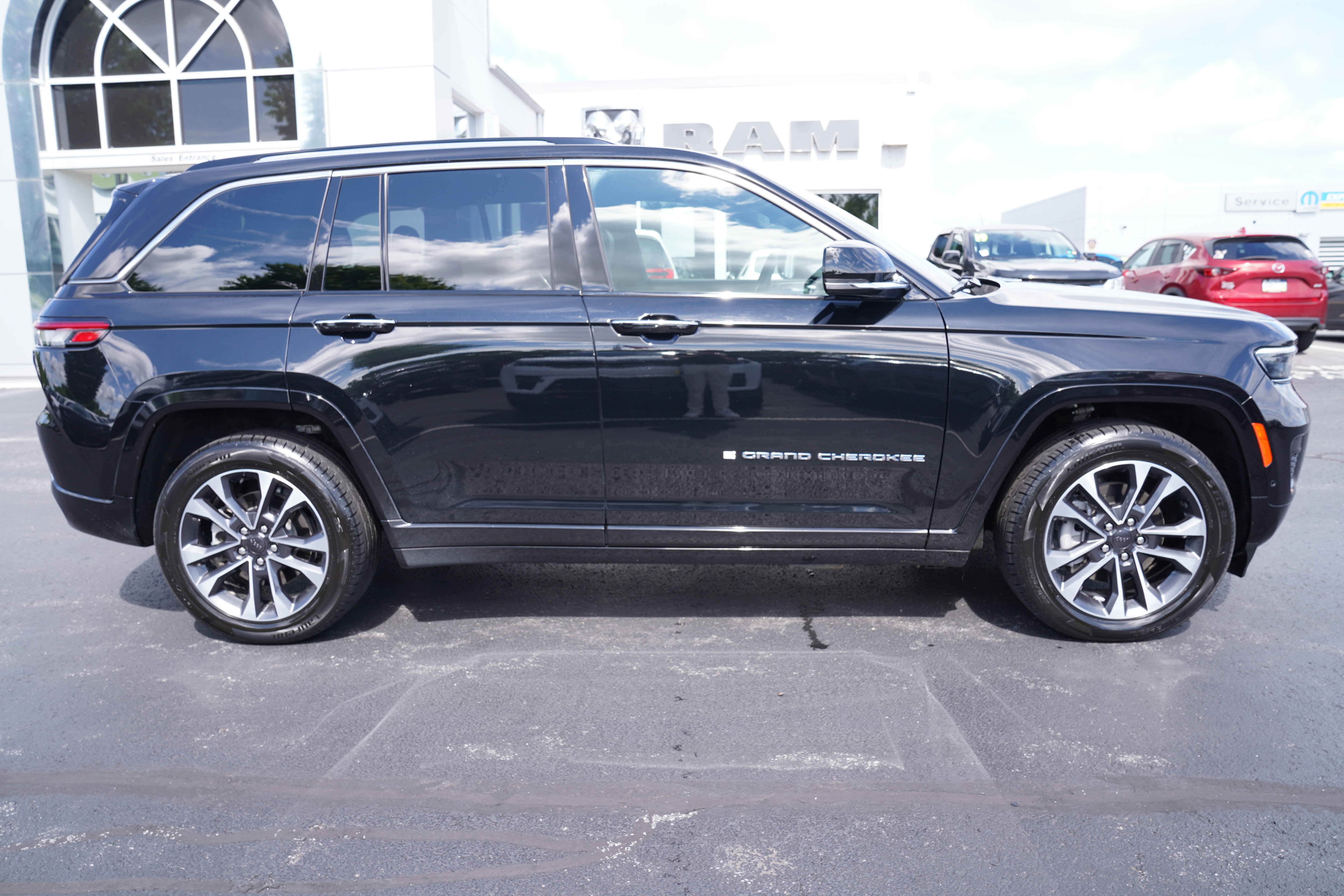 Certified 2023 Jeep Grand Cherokee Overland w/ Luxury Tech Group IV AWD/4WD image 2