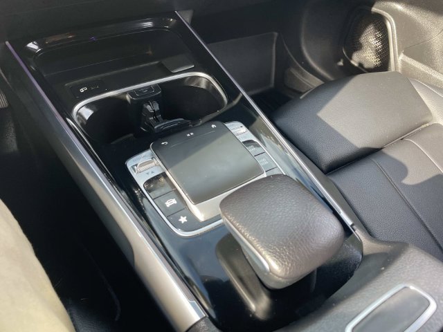 Used 2020 Mercedes-Benz GLB 250 4MATIC w/ Premium Package image 27