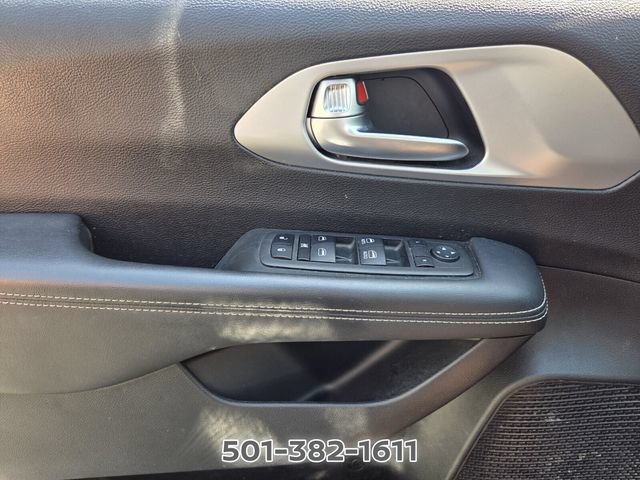 Used 2023 Chrysler Pacifica Touring FWD image 28