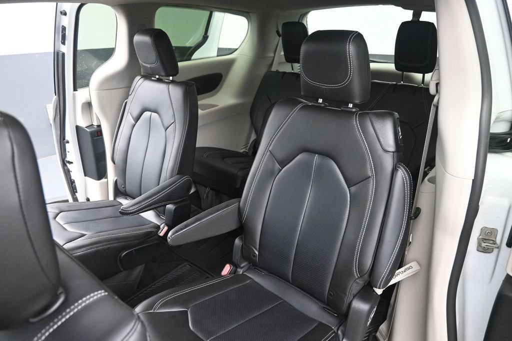 Used 2023 Chrysler Pacifica Touring-L AWD/4WD image 19