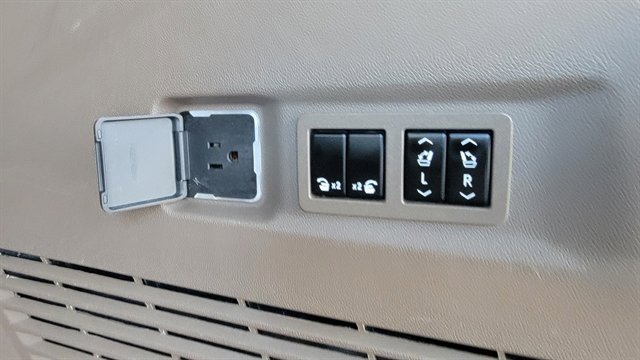 Used 2021 GMC Yukon XL Denali w/ Denali Premium Package image 59