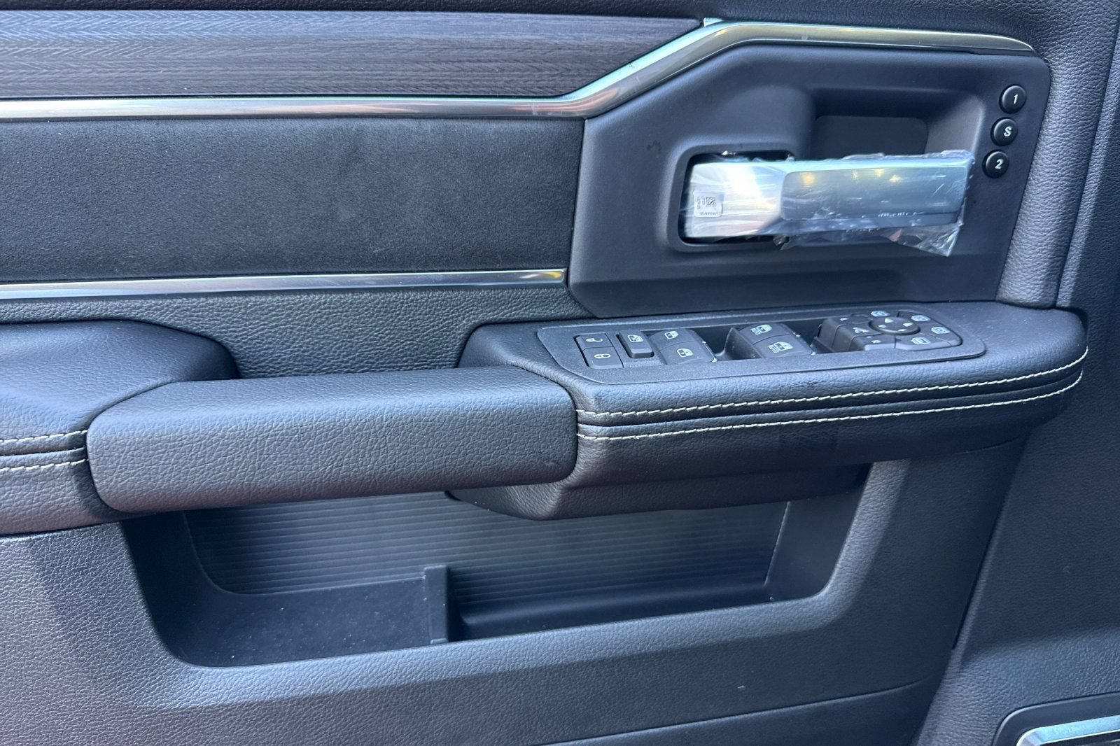 New 2026 RAM 3500 Laramie AWD/4WD image 10