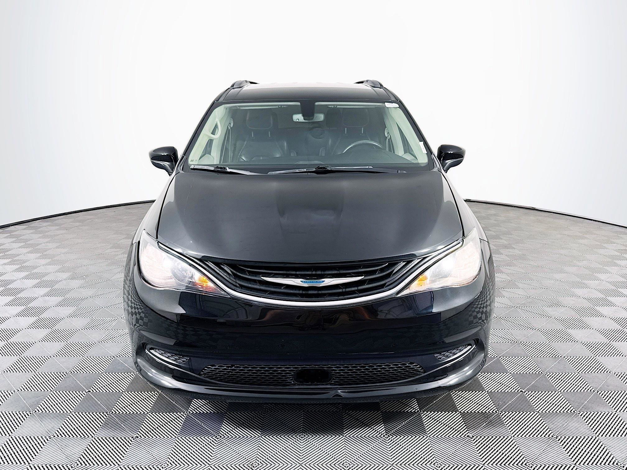 Used 2021 Chrysler Voyager Lxi image 2