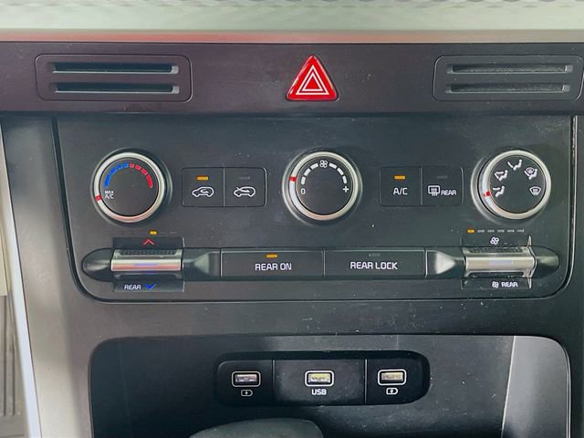 Used 2023 Kia Carnival LX image 16