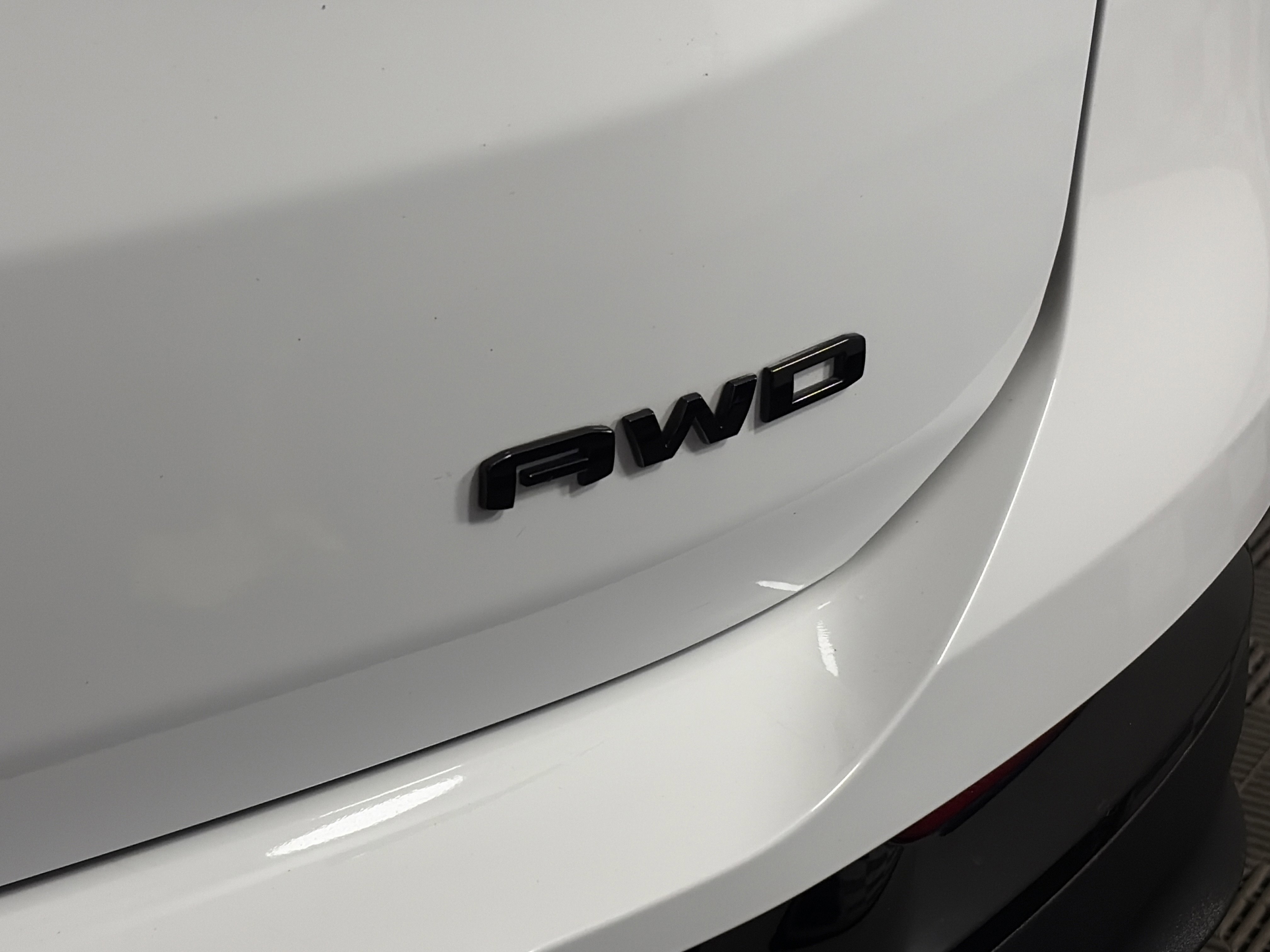 Used 2023 GMC Terrain SLE w/ Driver Convenience Package image 17