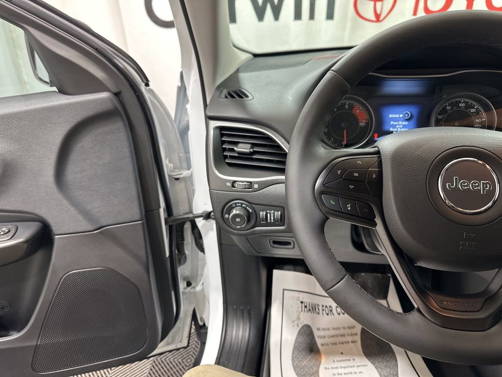 Used 2023 Jeep Cherokee Trailhawk image 24