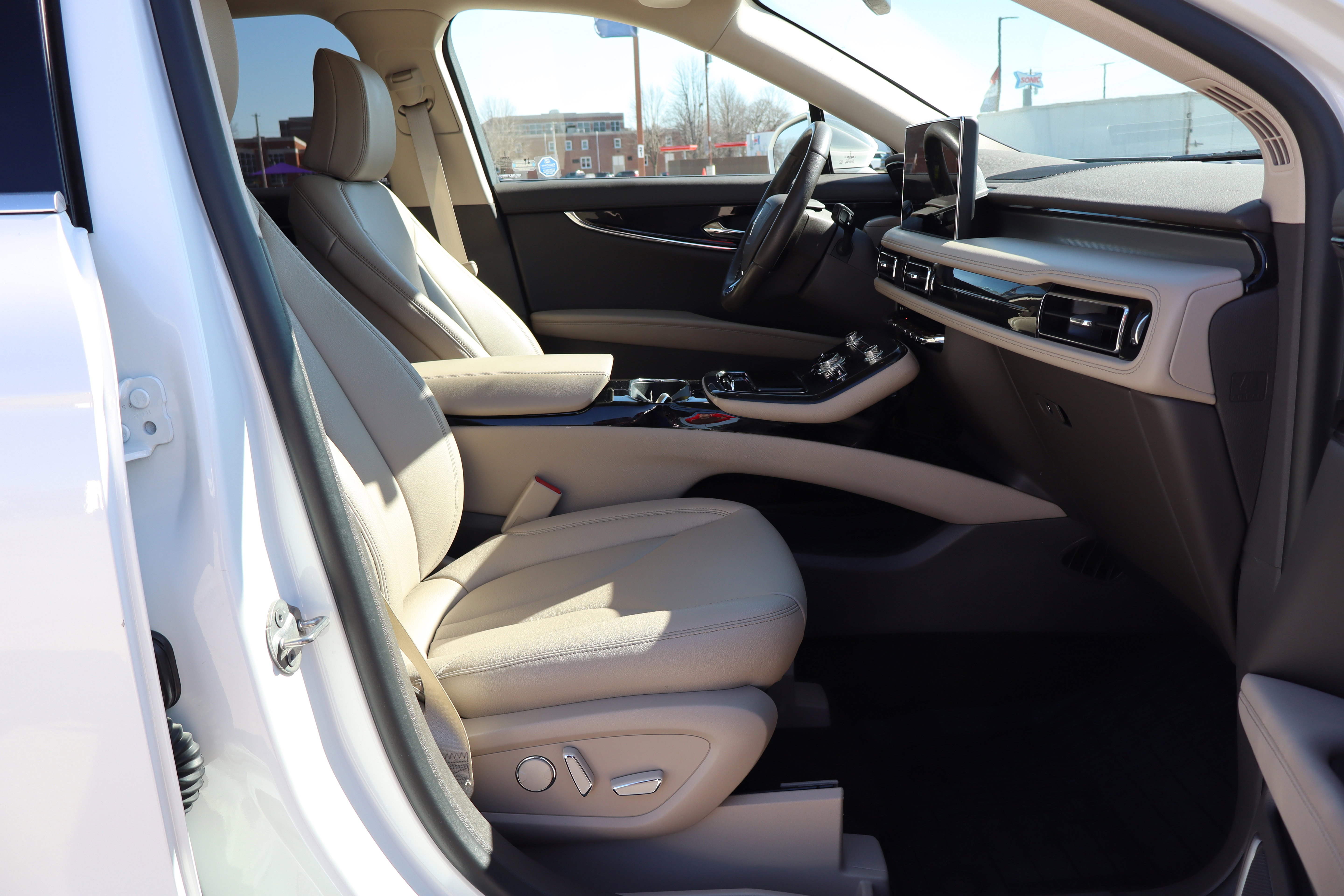 Used 2023 Lincoln Nautilus AWD w/ Premium Package image 13