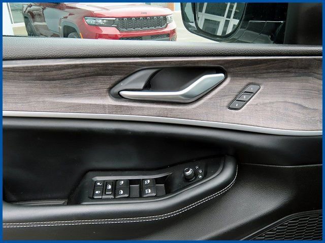 Used 2023 Jeep Grand Cherokee Limited image 13