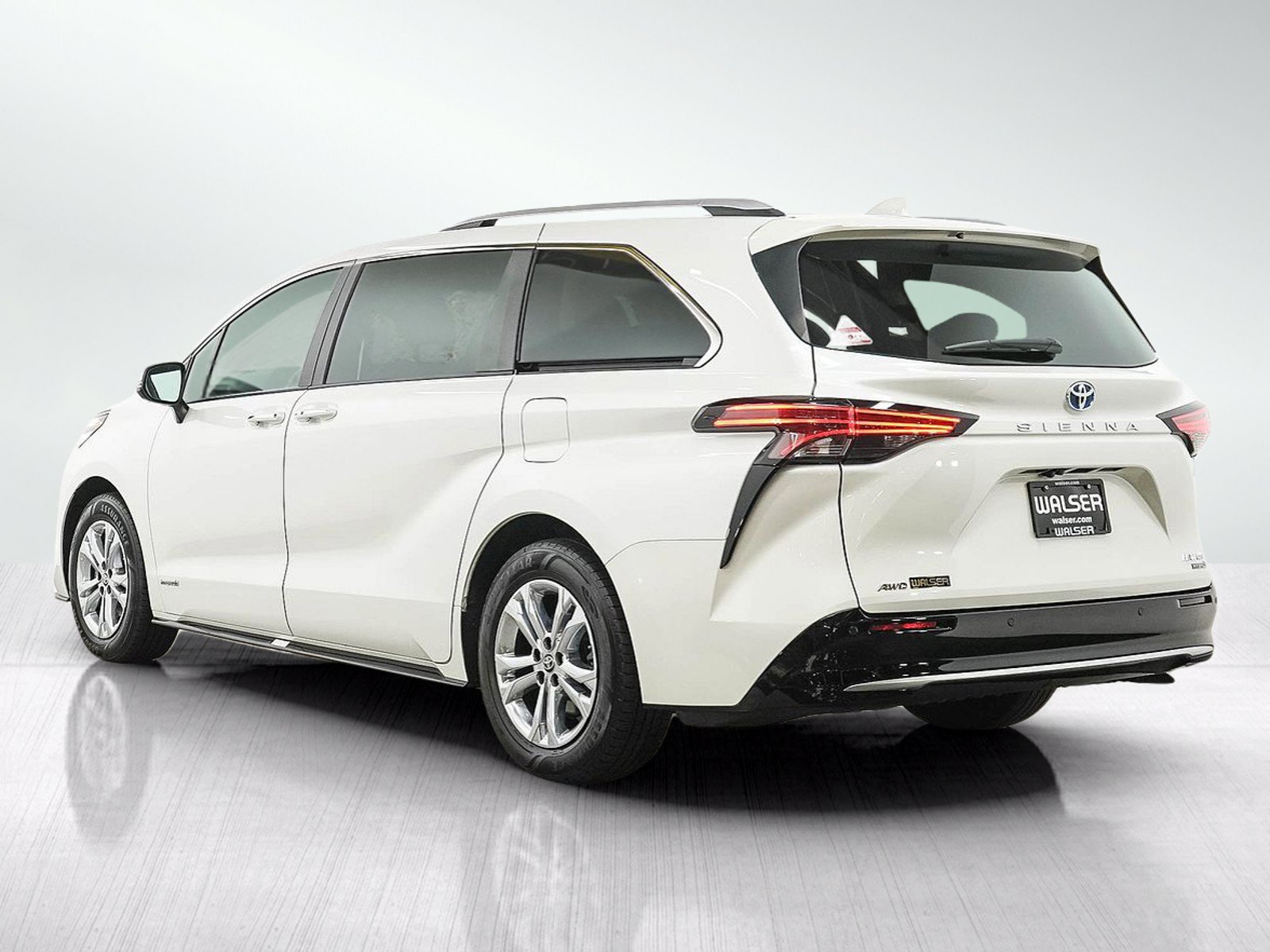 Used 2021 Toyota Sienna Platinum AWD/4WD image 3