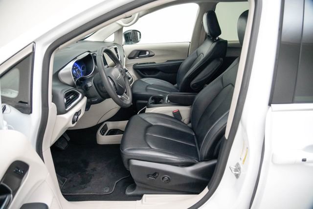 Used 2024 Chrysler Pacifica Touring-L image 24