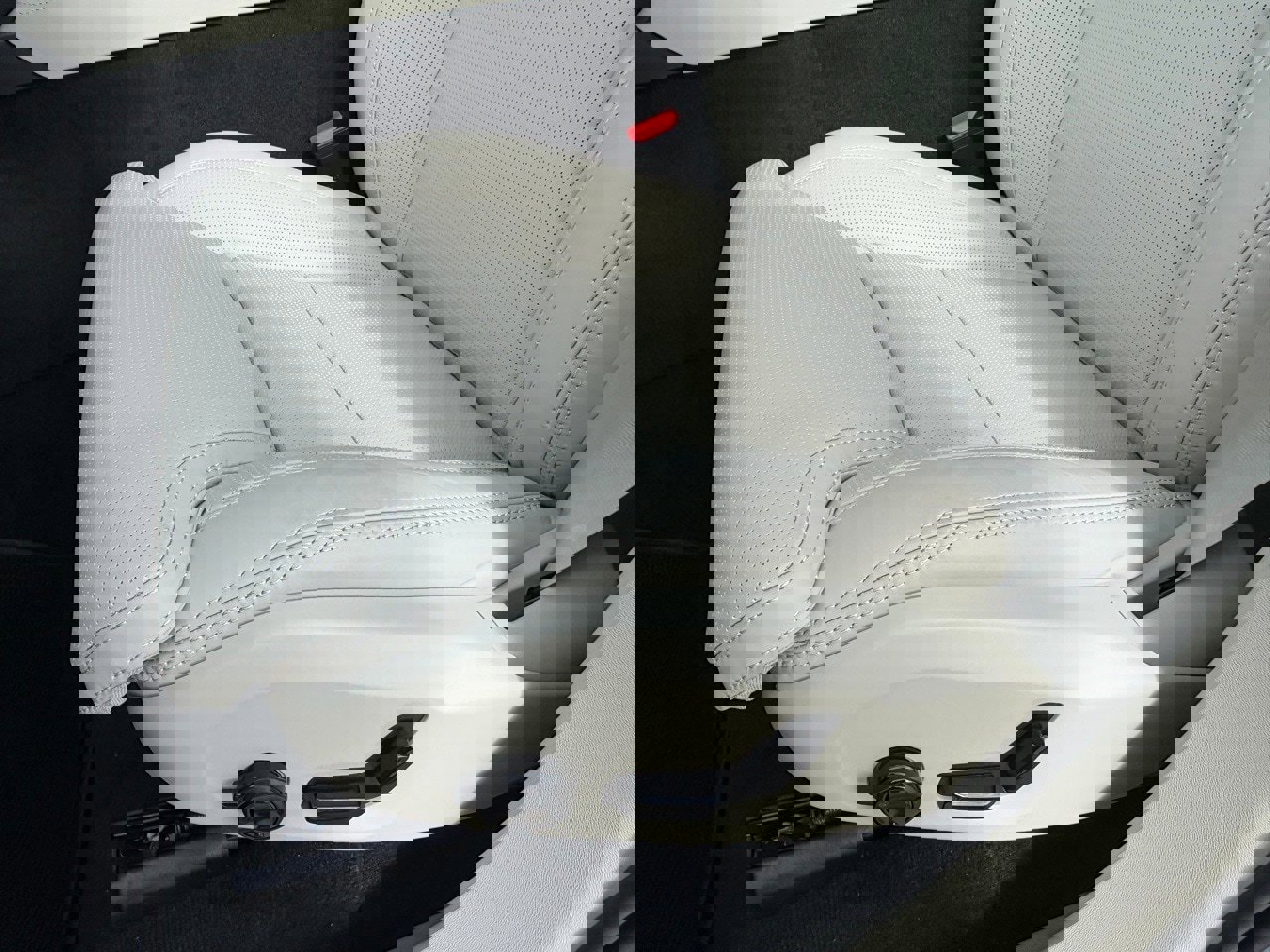 New 2026 Volvo XC90 B6 Ultra w/ Protection Package image 17