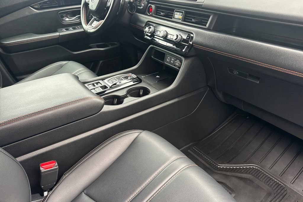 Certified 2025 Honda Pilot TrailSport image 17