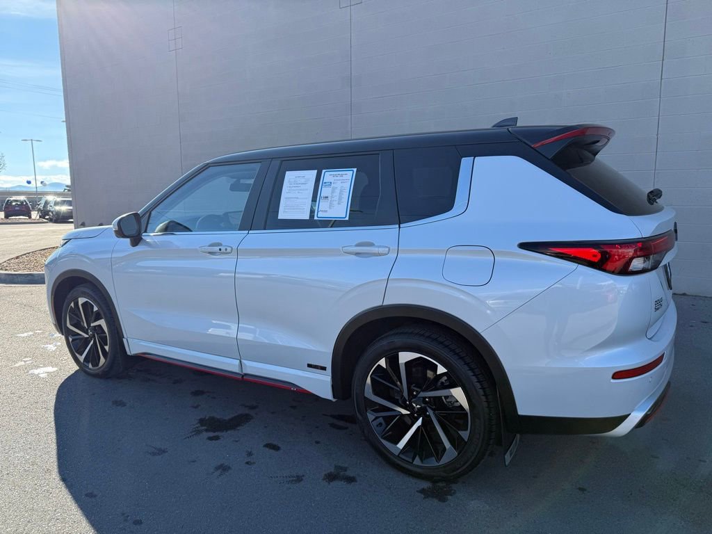 Used 2023 Mitsubishi Outlander SE image 2