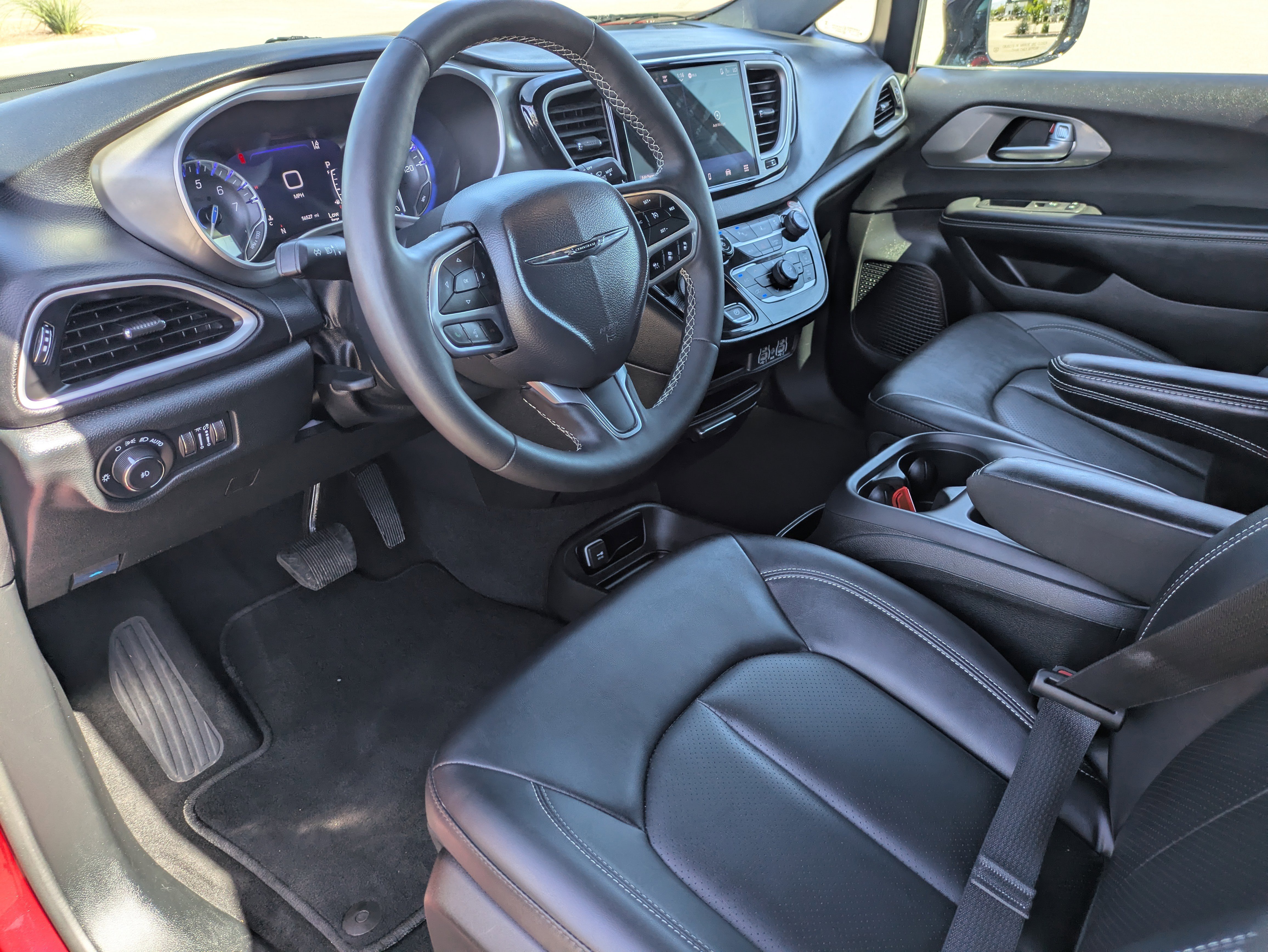 Used 2025 Chrysler Pacifica Select image 25