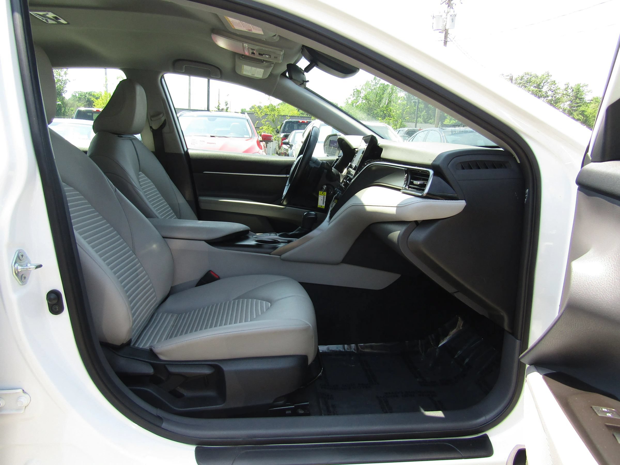 Used 2023 Toyota Camry SE FWD image 11