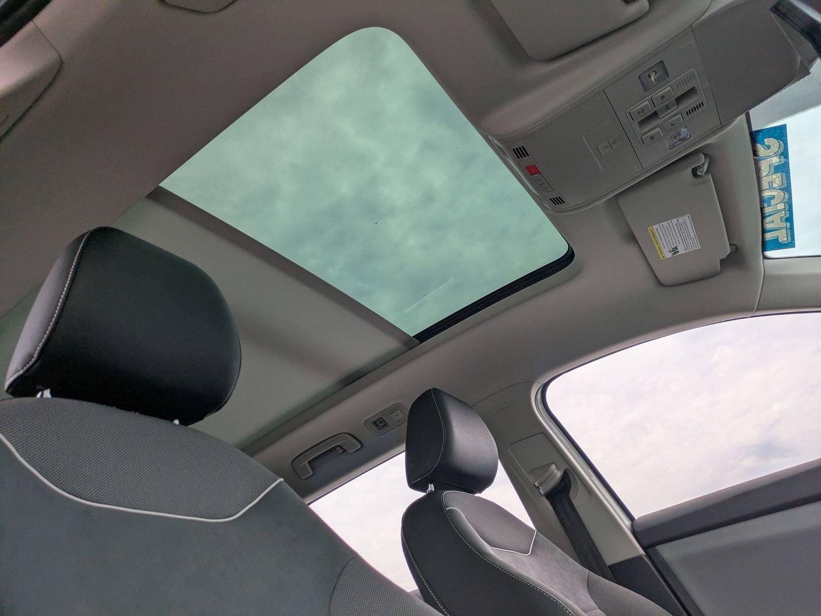 Used 2023 Volkswagen Taos SE w/ Panoramic Sunroof Package FWD image 22