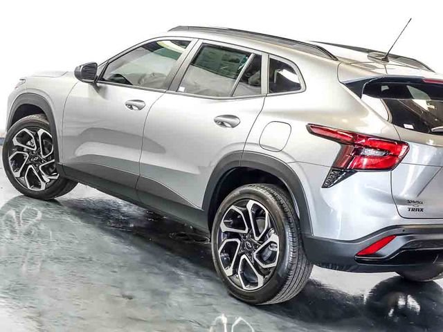 Certified 2025 Chevrolet Trax RS w/ Sunroof Package FWD image 11