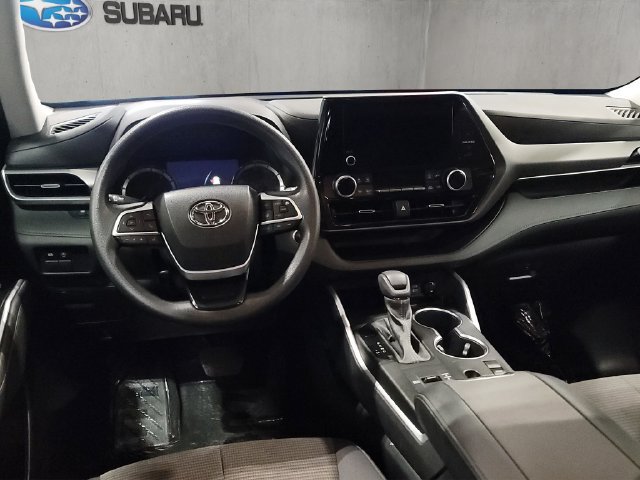 Used 2023 Toyota Highlander L FWD image 2