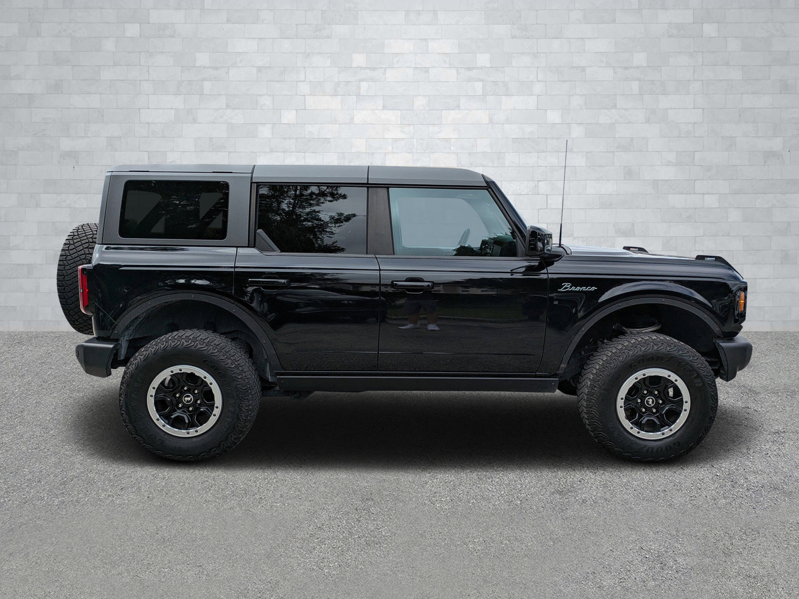 Used 2023 Ford Bronco Outer Banks image 4