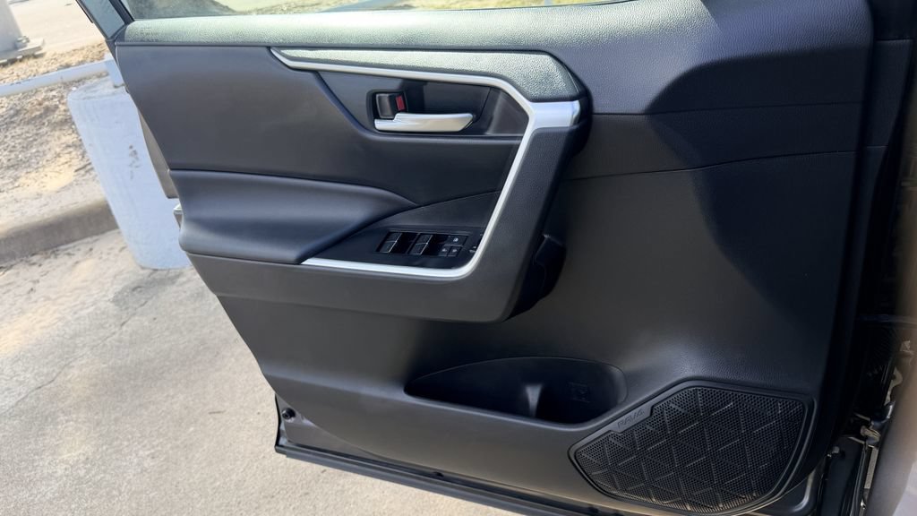 Used 2025 Toyota RAV4 XLE FWD image 24